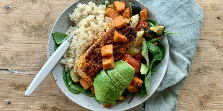 Laksebowl med bagt sød kartoffel, quinoa og avocado