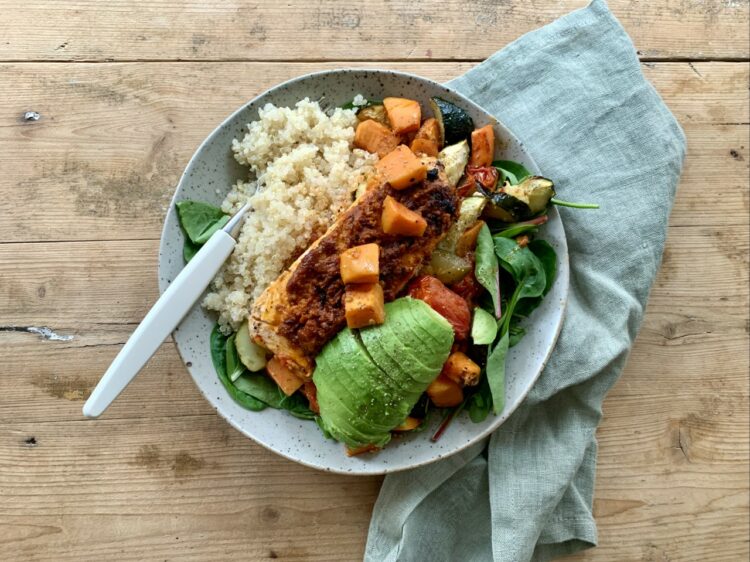 Laksebowl med bagt sød kartoffel, quinoa og avocado