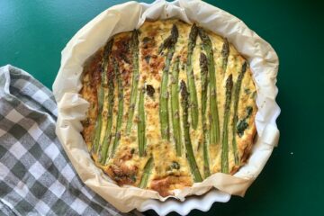 Ovnbagt omelet med hytteost og asparges