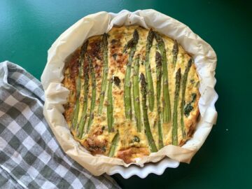 Ovnbagt omelet med hytteost og asparges