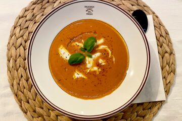 Cremet tomatsuppe med mozzarella