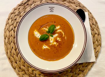 Cremet tomatsuppe med mozzarella