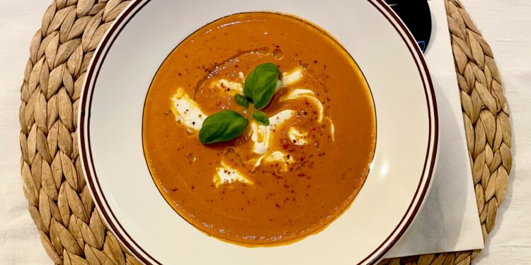 Cremet tomatsuppe med mozzarella