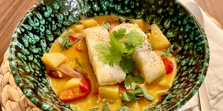 Gul karry med torsk, kartoffel og ananas